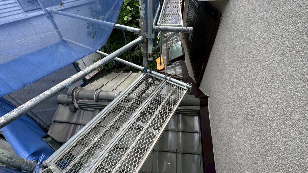 吹田市で屋根葺き替え工事、狭小部の瓦撤去と下地露出を確認した現場